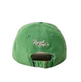 Gorra de visera curva color verde, confeccionada en algodón, con bordado frontal en color rosado con la frase 'Vacation Club'.