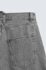 Bermuda de corte relajado en denim de algodón color beige, estilo cargo, con cinco bolsillos y bolsillos plastrón con solapa en las perneras.