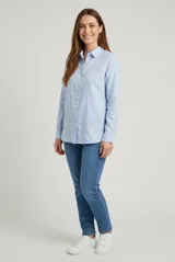 Camisa de manga larga color blanco, con cuello camisero, cierre frontal de botones y diseño clásico.