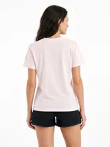Remera básica de manga corta y cuello redondo, color negro, de corte clásico y ajuste cómodo.