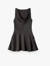Vestido corto negro de acabado satinado tipo gloss, sin mangas, con escote drapeado y falda evasé con corte asimétrico.