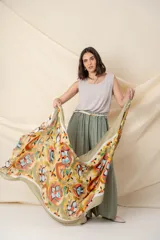 Pañuelo rectangular de algodón y viscosa con estampado abstracto en tonos verdes, rosas, azules y blancos.