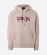Buzo canguro beige de algodón fleece con capucha y cordón ajustable. Presenta un bordado frontal con el texto "Forged by Fire" en tipografía estilo gótico con bordes rojos y negros.
