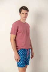Remera azul con logo de pájaro bordado en el pecho, corte clásico y mangas cortas.