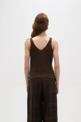 Musculosa de tejido de punto con escote en V, sin mangas y corte al cuerpo.