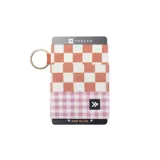 Billetera porta tarjetas elástica con diseño a cuadros color naranja y blanco en la parte superior y a cuadros color lila y blanco en la parte inferior. Incluye llavero de metal dorado.