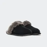 Pantuflas UGG Scuffette II de ante marrón con cuello y forro de piel de oveja color crema.