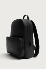 Mochila de diseño minimalista con acabado engomado y textura. Cuenta con un compartimento principal con cierre de cremallera, un bolsillo frontal con cierre y un bolsillo interior. Incluye asa de mano superior, asas de hombro ajustables, parte posterior acolchada y banda de sujeción para equipaje.