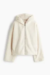 Campera de tejido suave con efecto de piel sintética, corte holgado y hombros caídos. Presenta capucha forrada, cierre frontal con cremallera y bolsillos laterales ocultos en las costuras.