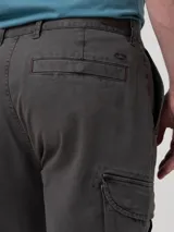 Pantalón cargo color gris oscuro, con corte recto, bolsillos laterales y bolsillos cargo con solapa. Confeccionado en una mezcla de algodón y spandex con tecnología Natural Flex.
