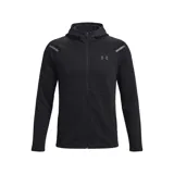 Campera deportiva Under Armour con cierre frontal completo, capucha integrada y detalles reflectantes en los hombros. Presenta un diseño minimalista en color negro con el logo de la marca en el pecho.