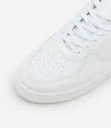 Championes blancos de base baja, con recortes y punta oval.