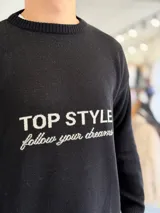 Sweater de punto color beige con cuello redondo, manga larga y diseño estampado en el pecho con las frases "TOP STYLE" y "follow your dreams" en color marrón.