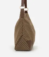 Cartera hobo grande marca Satinato, confeccionada en poliuretano con textura geométrica en tonos tostado y marrón. Cuenta con asas de hombro combinadas de material sintético y cadenas metálicas doradas, y placa frontal con el logo grabado.