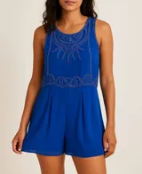 Mono corto azul con escote redondo y bordado de cuentas en el frente.