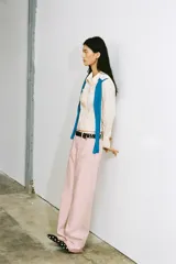 Pantalón jeans de tiro medio, corte ancho (loose), color rosa pálido. Presenta bolsillos plastrón tanto en el frente como en la espalda.