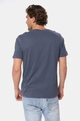 Remera básica de algodón color azul marino, de manga corta, con cuello redondo y logo bordado en el frente.