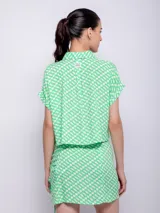 Minifalda estampada con flores en tonos celeste, azul, rosa y amarillo, con volados en el frente y cierre invisible en la parte trasera.