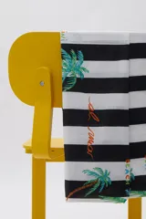 Pareo rectangular con estampado de rayas horizontales blancas y negras, palmeras y texto "al mar beach".