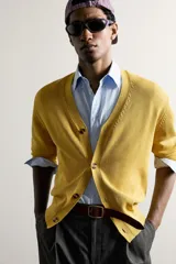 Pantalón de vestir gris con diseño de rayas sutiles, de corte relaxed fit, con pinzas delanteras y trabillas para cinturón.