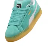 Championes Puma modelo Suede XL, color azul vibrante con detalles en blanco. Presentan un diseño clásico de gamuza con cordones anchos, suela de goma texturizada y el logo de la marca en dorado en el lateral.