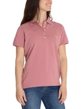 Chomba de piqué color rosado, con cuello camisero, manga corta y cierre frontal de botones. Cuenta con bordado sutil del logo de la marca en el pecho.