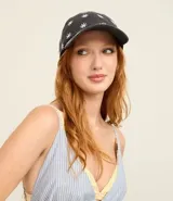 Gorra de sarga de algodón con visera curva y ajuste trasero. Presenta un estampado integral de margaritas blancas sobre fondo gris oscuro.