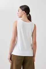 Musculosa de calce holgado en color durazno, con estampado paisley en relieve (puff print) en tonos rojizos. Presenta cuello redondo y diseño sin mangas.