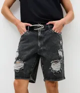 Bermuda de jean azul claro con diseño slim, presenta roturas y efecto desgastado (destroyed) en la parte frontal y terminaciones deshilachadas en el bajo. Cuenta con cierre tradicional de botón y cremallera, trabillas para cinturón y bolsillos laterales y traseros.