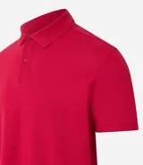 Remera polo de corte comfort, confeccionada en algodón peruano de alta calidad. Presenta cuello clásico con tapeta de botones y mangas cortas. Diseño liso y texturizado, ideal para un look casual y fresco.