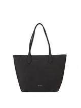 Bolso tipo tote de color negro con textura efecto crocco, cuenta con dos asas largas para llevar al hombro y detalle de logo metálico en la parte inferior.