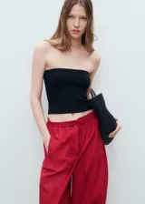 Pantalón rojo de corte holgado y pernera ancha, con cintura elástica fruncida y cordón ajustable.