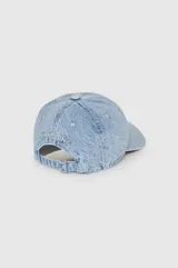 Gorra de béisbol de denim en tono azul claro con efecto lavado y desgastado. Presenta un bordado frontal con el logo AB en color crema y cuenta con una correa ajustable en la parte posterior.