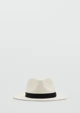 Sombrero tipo fedora de fibra natural en color beige con cinta decorativa negra alrededor de la copa.
