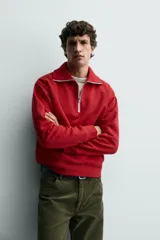 Sudadera de corte regular fit color rojo, con cuello subido y cierre frontal de cremallera. Presenta mangas largas y acabados en rib en puños y ruedo.