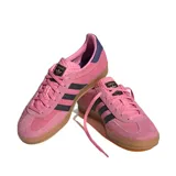 Championes Adidas Gazelle Indoor color rosa con las tres tiras laterales en negro y suela de goma color caramelo.