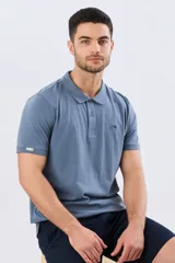 Remera polo de manga corta en color azul melange, con cuello camisero, cierre frontal de dos botones y pequeño bordado en el pecho.