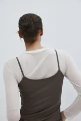 Musculosa marrón de microfibra, con escote redondo y tirantes finos ajustables.