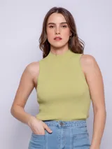 Top negro de tejido de punto, sin mangas y con cuello alto.