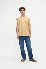 Musculosa de jersey de algodón pesado color marrón, de calce relaxed y con diseño estampado en la espalda con la frase "No Rush" y motivos ilustrados.