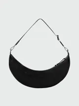 Cartera tipo bandolera de diseño semicircular o de media luna, perteneciente a la línea Le Pliage Energy de Longchamp. Está confeccionada en color negro con herrajes metálicos plateados, cierre superior con cremallera y correa ajustable para el hombro.