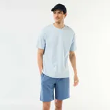 Bermuda de felpa ligera color azul, corte estándar y bolsillos laterales, ideal para un look casual y cómodo.