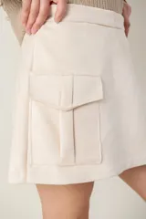 Pollera pantalón de corte recto y diseño minimalista, con cierre lateral y detalle de bolsillo tipo ojal en la parte frontal.