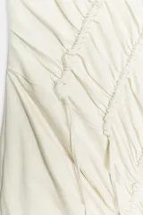 Vestido largo blanco de mezcla de algodón, con escote recto, tirantes finos, detalles de drapeado asimétrico y bajo con volados.