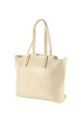 Cartera tipo tote bag de cuero sintético con relieve tipo cocodrilo, color bordó, con doble asa de hombro y detalles de tachas metálicas doradas en la base de las asas.
