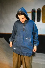 Canguro de denim celeste con capucha, cierre frontal parcial, bolsillo tipo canguro y puños con elástico.