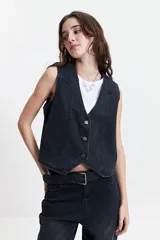 Chaleco de jean celeste con corte moderno, escote en V y tres botones.