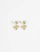 Aros colgantes dorados con forma de corazón y strass incrustados. Cierre con tuerca a presión.