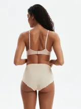 Bombacha de tiro alto, color negro, con efecto de compresión y terminaciones lisas.