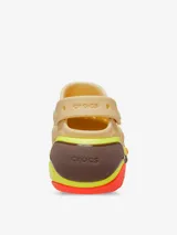 Zueco color beige con plataforma de goma exagerada en capas de color marrón, amarillo y naranja.
